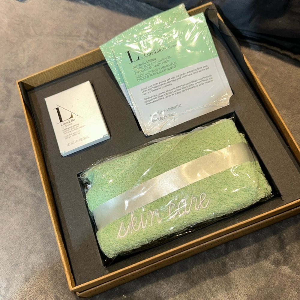 LimeLife by Alcone green smoothie gift set. This item is brand new In box